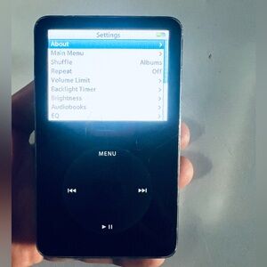 Apple iPod (5th Generation) MA446LL 30GB MP3 Player in have 1319 Musics USB Cord